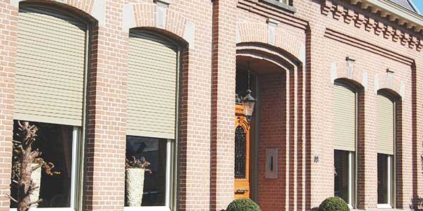 Houten rolluiken plaatsen