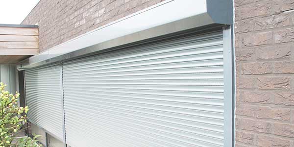 Voorzetrolluiken plaatsen