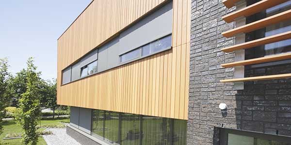 Gevelbekleding in hout laten plaatsen