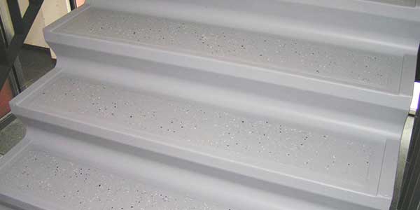 Trappen: voorbeeld van een kunststof trap