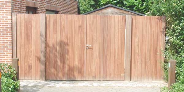 Klassieke tuinpoorten in een tuinafsluiting